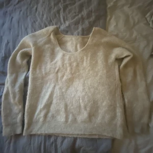 stickad tröja - Super söt stickad tröja som är perfekt till ett par shorts eller kjol till sommaren☺️ står ingen storlek, men skulle säga från xs-m❤️