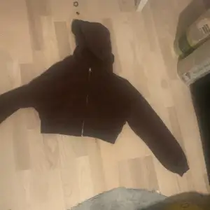 En brun magtröja hoodie som inte har kommit till användning 