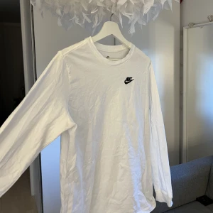 Nike tröja  - Super snygg Nike tröja❣️Säljs pga att den inte kommer till användning.  Används fåtal gånger❤️‍🔥Storlek XL vilket motsvarar 170. Skriv  om ni har frågor. 