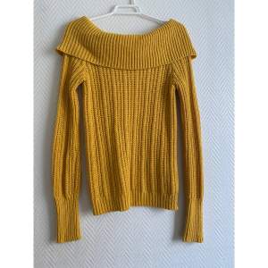 En supermysig off-shoulder stickad tröja från Kappahl som passar utmärkt till alla väder. Den är i väldigt bra skick, använts endast fåtal gånger. Storlek 170 💛