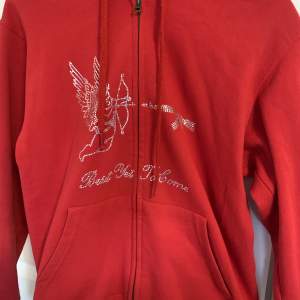 Säljer min rhinestone hoodie i storlek S då den är för liten. Endast använd 5 gånger, köpt för 750kr Kan mötas i Stockholm