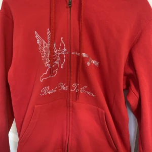 Best yet to come  - Säljer min rhinestone hoodie i storlek S då den är för liten. Endast använd 5 gånger, köpt för 750kr Kan mötas i Stockholm