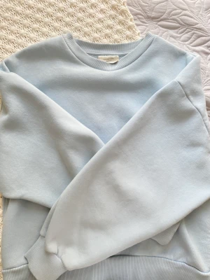 Ginatricot basic sweatshirt - Helt oanvänd tröja från gina.