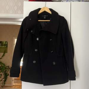 Snygg tjock svart kappa med knappar & fickor på utsidan Storlek 38.