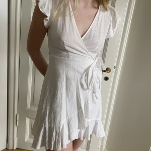 Sommar/studentklänning  - Så fin sommarklänning som man kan ha till studenten!! Tyvärr inte haft nån användning av den! Den är storlek S/M 