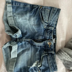 Blå Jeans shorts  - Blå shorts är för små för mig nu men väldigt fina passar med nästan allt så lätta att staylla Skriv privat om du har några frågor 