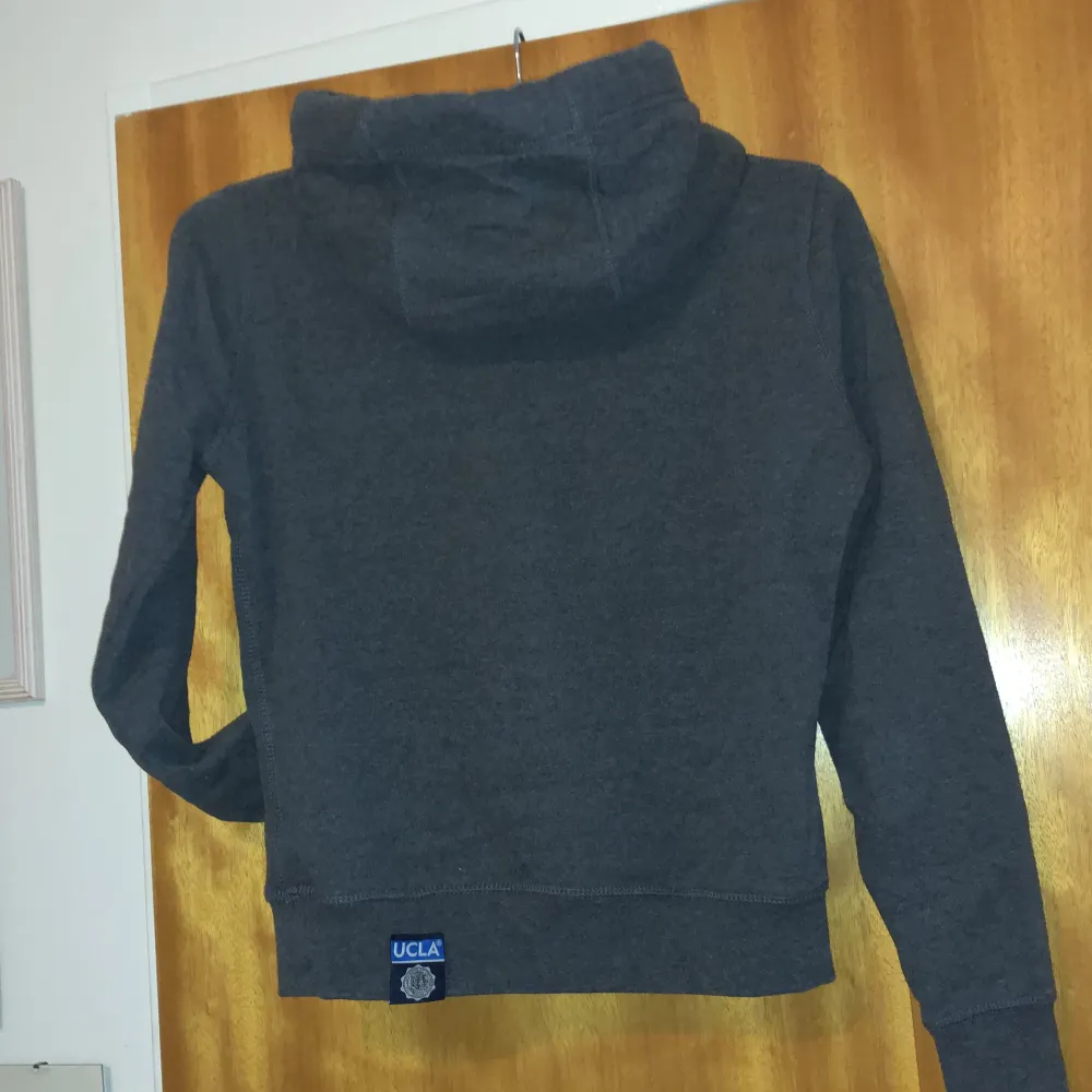 Tight passform Mjuk Använd men i bra skick broderi på armen ääää. Hoodies.