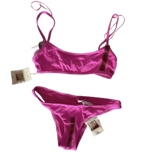 Bikini - Bikini, självklart helt oanvänd med lapparna kvar, från pull & bear. Storlek M men sitter som en S