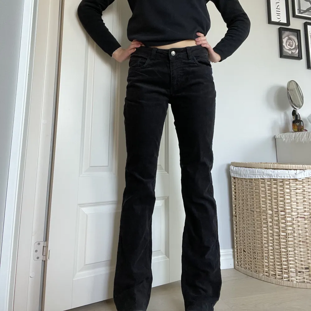 Säljer dessa svarta manchester byxor, low/mid waist. Lite stora på mig. Midjemått: 36cm Innerbenslängd: 80cm. Jeans & Byxor.
