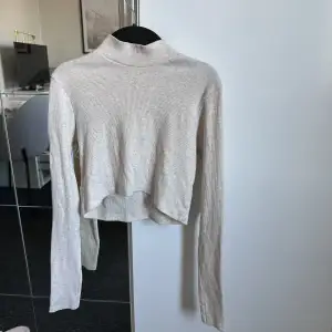 Säljer denna beiga tröja från Pull & Bear som är croppad. Den är i storlek M, men är för liten i armarna och för kort i magen på mig som i vanliga fall är en S. Materialet är jätte skönt och syns på sista bilden. I nyskick😍💕