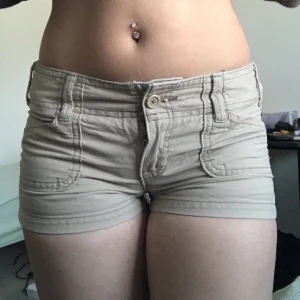 Beige cargo shorts  - Vintage hollister från USA. Storlek 5/ xs. 80cm midja