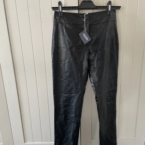 Byxor  - Skitsnygga lågmidjade byxor i ett krokodil skinn mönster, perfekta till fest!!💥👌🏽Byxorna är aldrig använda då dem är lite korta åt mig som är 169cm 💘innerbenslängden: 74cm midjemåttet: 72cm 