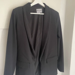 BLAZER - Jättesnygg blazer från NAKD! Endast använd nån gång så i nyskick💖
