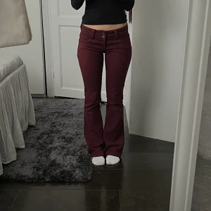 Lågmidjade röda jeans - Sjuuukt snygga vinröda lågmidjade jeans. De har använts ca 2 gånger och är jättebekväma och stretchiga. 