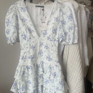 Zara klänning - Otroligt fin oanvänd sommarklänning från zara, med prislapp kvar. dessvärre är den lite liten för mig och därav är bild 2 & 3 är lånade, direkpris 870kr🫶