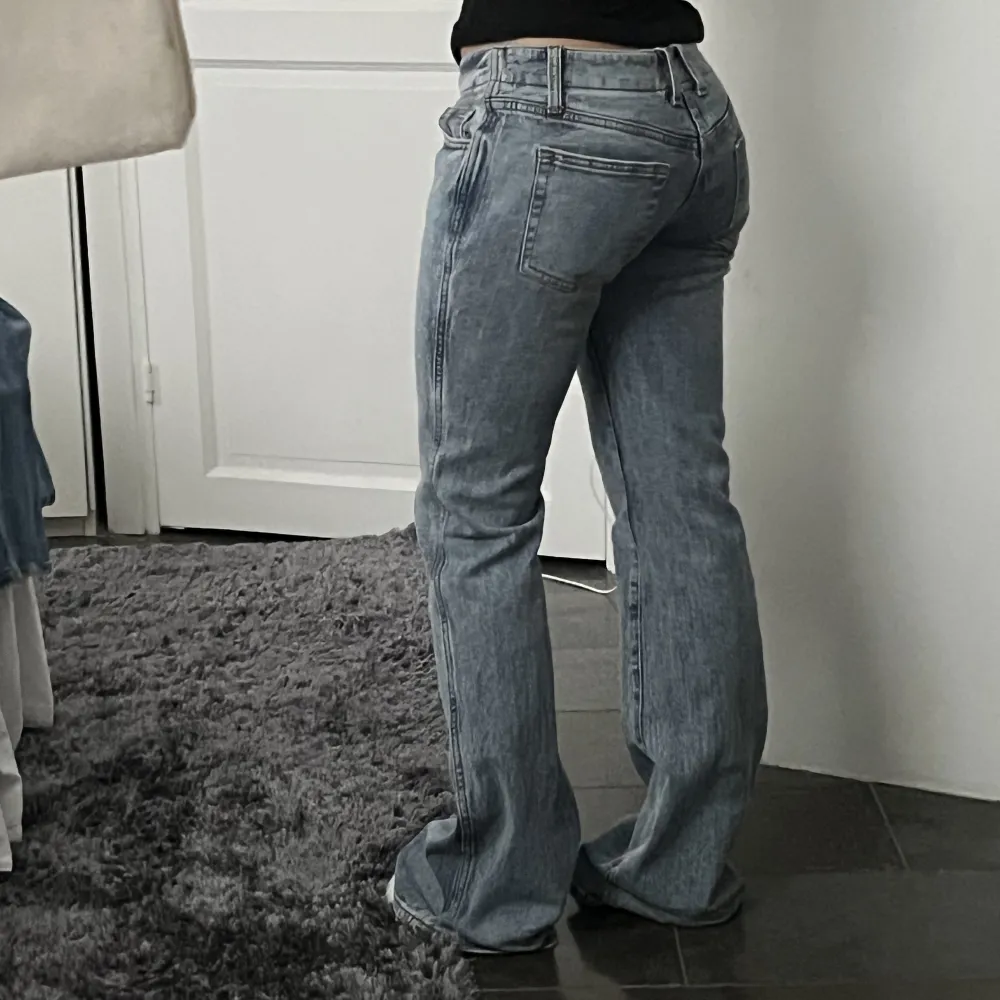 Superfina lågmidjade och bekväma Brandy Melville jeans. De är som nya eftersom jag endast använt dem en gång. Lite för långa för mig, därför säljer jag dem.. Jeans & Byxor.