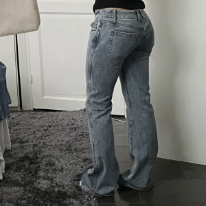 Brandy Melville Lågmidjade Jeans - Superfina lågmidjade och bekväma Brandy Melville jeans. De är som nya eftersom jag endast använt dem en gång. Lite för långa för mig, därför säljer jag dem.