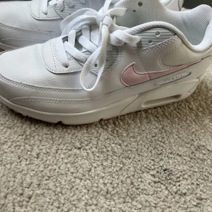 Nike Air Max  - Använda en gång. Strl 39. Köpta på JD sports i Stockholm i feb 1350:-