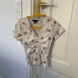 T shirt - En somrig tröja i storlek S.