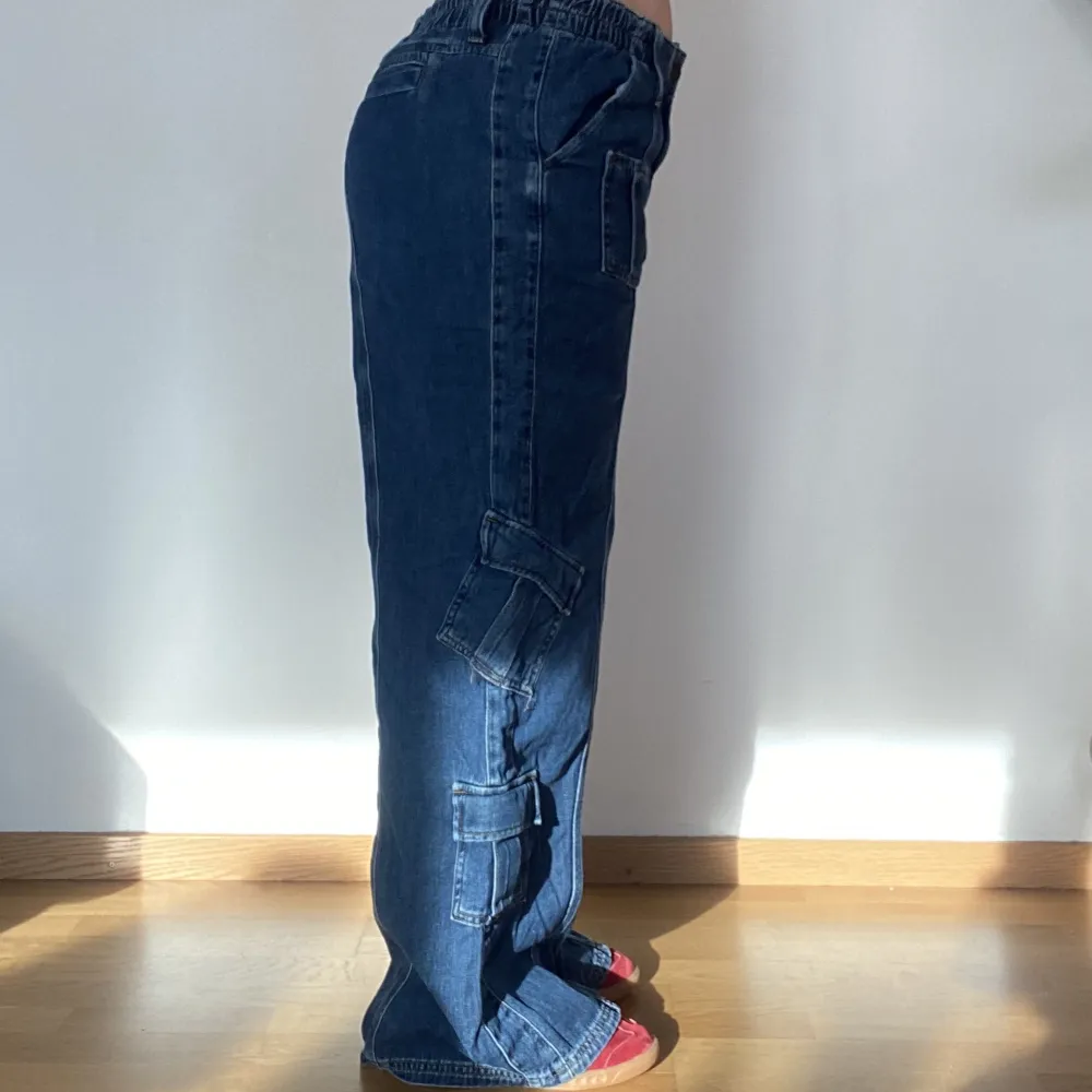 Urban Outfitters Byxor, oandvända, köpta föra året och är slutsålda online. Byxorna är storlek L men passar både större och mindre storlekar. Då de har ett elastiskt band på baksidan så det ända som kommer att vararijera beroend på storlek är pösigheten. Jeans & Byxor.