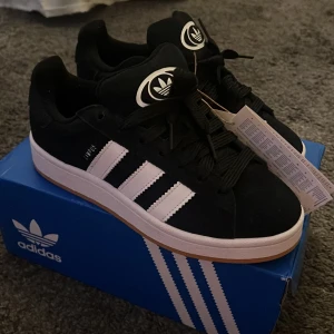 Aidas Campus 00s - Säljer dessa super populära adidas 00 Campus sneakers. De är så fina, men beställde tyvärr i fel storlek. Helt oanvända med prislapp kvar. Om någon vill byta med storlek 37 gör jag gärna det (spelar ingen roll vilken färg). Skriv för mer info🫶