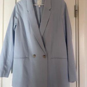 H&M kavaj - H&M baby blå kavaj, kommer ej till användning☺️