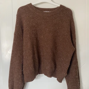 Stickad tröja - Fin knappt använd stickat tröja från nakd i en fin brun färg