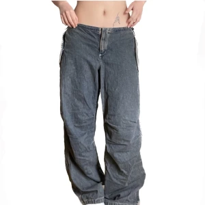 BDG baggy cargo jeans - Aaaas feta parachute jeans från BDG urban outfitters SPRILLANS NYA med lappen kvar och allt! Fett cool färg :))) säljer för att de inte passar mig som jag vill men du kommer älska dem ;) tiptop skick naturligtvis <3 nypris 799