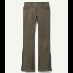 Utsvängda lågmidjade byxor/jeans  - Gröna utsvängda och lågmidjade byxor från Weekday. Slutsålda på hemsidan. Sjukt snygga och ger verkligen 2000s vibe,  men aningen korta på mig som är 175. Passar en strl 38. 