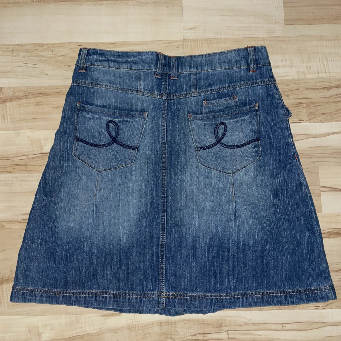 Jeanskjol med broderade fickor