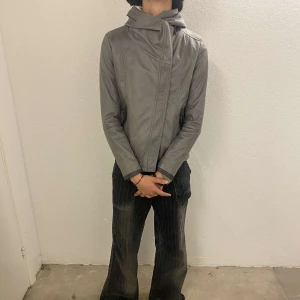 ULTRARARE OPIUM TORNADOMART JACKA FRÅN JAPAN! - Riktigt jävla snygg sideway zip Tornado mart jacka direkt från Japan💯 Väldigt rick liknande. Använd gärna köp nu! Skickar oftast inom 12-24 timmar. Grailed priser ligger på runt 1-2 tusen kronor för liknande tornado mart jackor