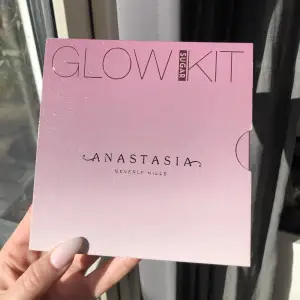 Jättefin highligher palett från Anastasia Beverly Hills. Köpt på kicks för 595kr men aldrig använt den, enbart swatchat färgerna som man ser på bild två😊 Paketet skickas bra skyddat så det ej går sönder🥰