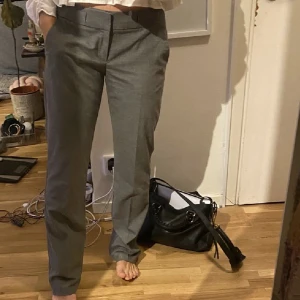 Gråa kostymbyxor  - Gråa lågmidjade kostymbyxor ifrån Esprit. Köpta här på plick, bilderna är från förra säljaren. Används inte längre därav säljer jag dom. Jättefint skick och väldigt bekväma. Passar allt från XS-M, beroende på hur man vill att de sitter. Midjemått 75 cm👖🤍