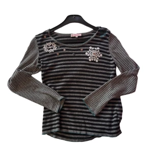 Randig stickad tröja - Supersöta detaljer i form av små knappar och snöflingor