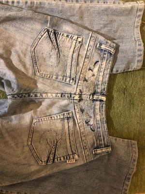 y2k jeans med rhinestones - Så ledsen att jag behöver säga hejdå till dessa super snygga lågmidjade bootcutjeans med  rhinestones✨💖de har lite strech vilket gör dem super sköna och så de sitter som en smäck🌟dma för fler bilder💗 kan mötas upp eller frakta (köparen står för frakten)💓