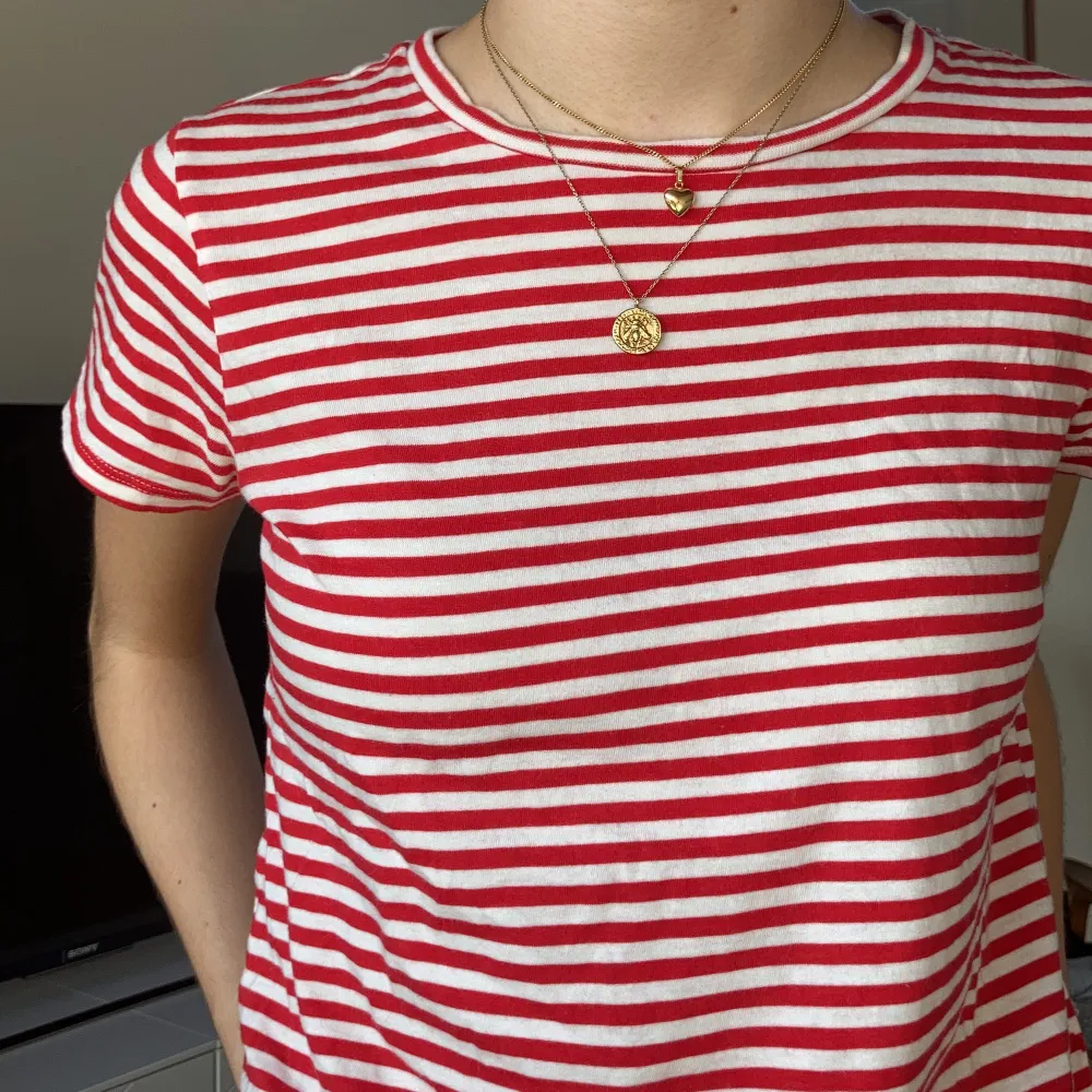 Somrig röd- och vit randig t-shirt.  Använd flera gånger men i bra skick. Lappen är tyvärr borta men skulle gissa HM eller Zara. T-shirts.