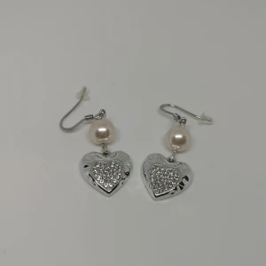 Örhängen ~hjärta med pärla~ - Örhängen gjorda/designade av mig. Nya/oanvända. Nickelfria krokar. Förvaringspåse medföljer 💗 (frakt: 15 kr) 