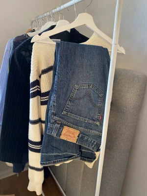 Vintage Levis - 506 - Väl använda lagade i flera omgångar. Lågmidagade overaized viker sig över skorna. Dm för mer bilder, möts i Stockholm🌻🌻