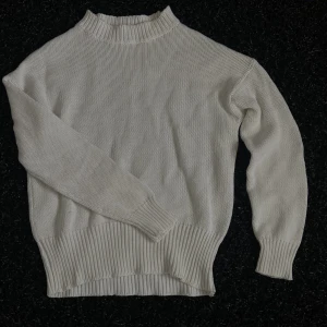 Stickad tröja  - En fin stickad tröja till både vinter och sommar. Pris kan diskuteras 