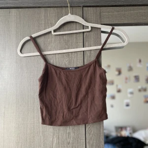 Kort Bershka topp🤎 - Super skönt material men får tyvär ingen användning av den