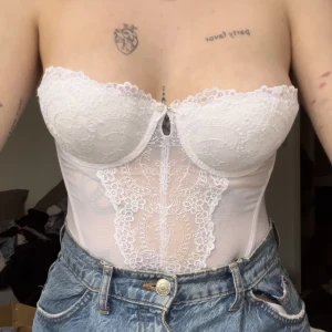 korsett bustier - sååå snygg och skön kosrsett bustier, vit med mesh och ”broderier”. Den har tyvärr inget märe och jag köpte den oanvänd på plick. Den har tre rader med hakar och är väldigt stretchig så den kan passa XS-M! skriv för mer info🫶🏼🫶🏼