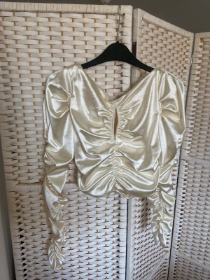 Satin topp - Sött topp i satin material, stretchig. Storlek 36  Frakt ingår ej 