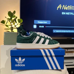 Adidas Campus 00s  - Adidas Orginals helt ny och oanvända sneakers, köpt från  Boozt.se och är slut på lager just nu. Absolut dom snyggaste sneakers 💯%  