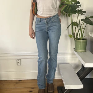 Levis Jeans  - Klassiska levis för alla tillfällen 🖤 mid-rise och på gränsen till low-rise beroende på hur storleken passar dig.   nypris: 1000 kr ✨Säljer pga fel storlek ✨