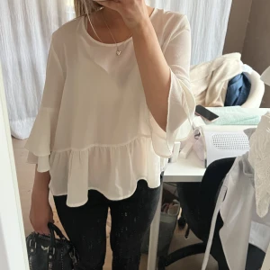 Vit blus - Säljer denna assnygga blus! Kan dra ner priset vid snabb affär och/eller vid köp av någonting annat i mitt flöde vilket gör det billigare!❤️
