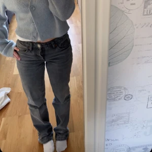 Lågmidjade jeans - Populära lågmidjade jeans från zara i storlek 32, säljer för att dom blivit för små.  Fint skick men lite slitage på byxbenen då de är långa på mig (syns i bild 3)💗