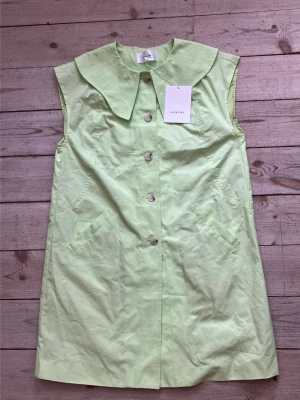 Klänning Hosbjerg - Så söt limegrön klänning från Hosbjerg köpt i Köpenhamn på deras sample sale i höstas <3 Aldrig använd med prislapp kvar