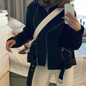 Skinnjacka - Säljer denna skinkacka i nyskick från missguided. Den är lite oversized i modellen. 