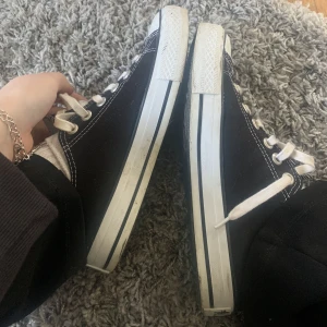 Skor  - Låga converse, osäker om dom är äkta men använda få gånger 
