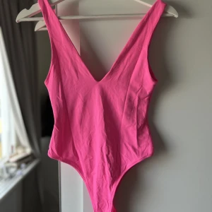 Body - Oanvänd body i neonrosa 